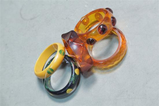 FIVE BAKELITE BRACELETS All bangles  123aa7