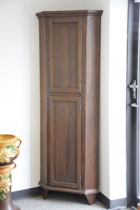 SMALL CORNER CUPBOARD. Softwood.