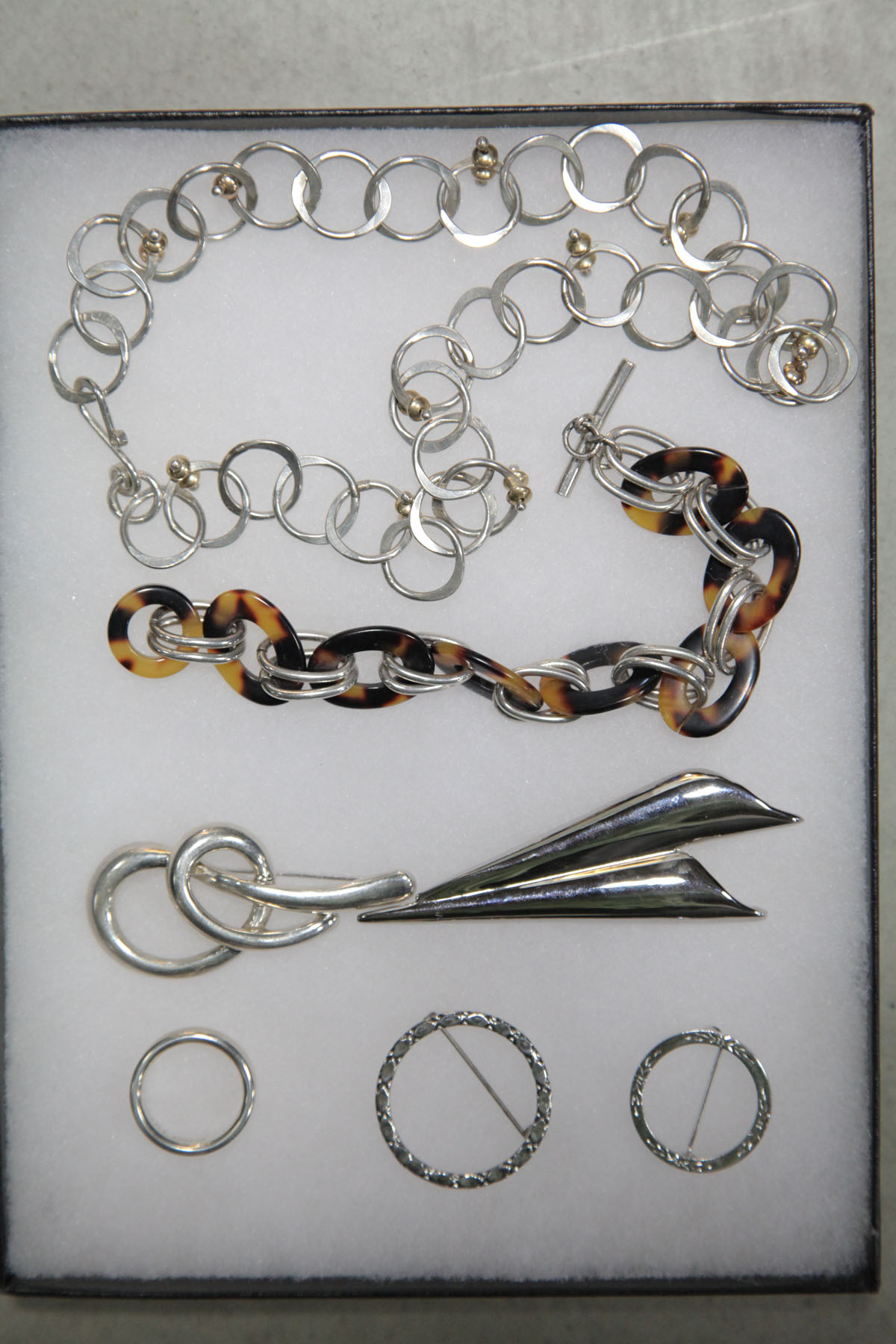 SEVEN PIECES OF STERLING JEWELRY  122e16