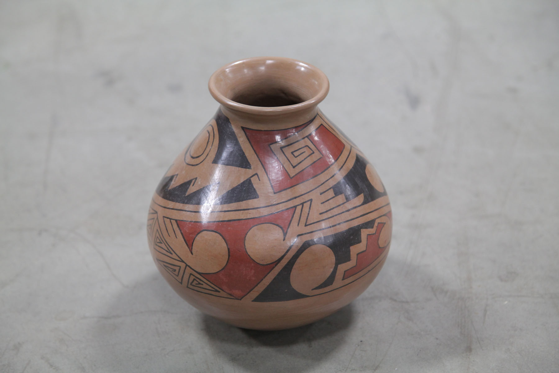 AMERICAN INDIAN POT.  Southwestern