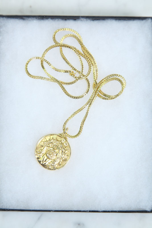GOLD NECKLACE. Chain and medallion