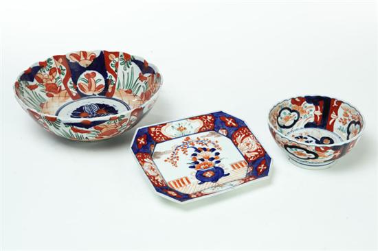 THREE PIECES OF IMARI Japan  1232ce