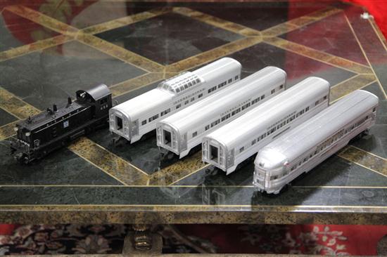 FIVE LIONEL TRAIN CARS. 622 Santa