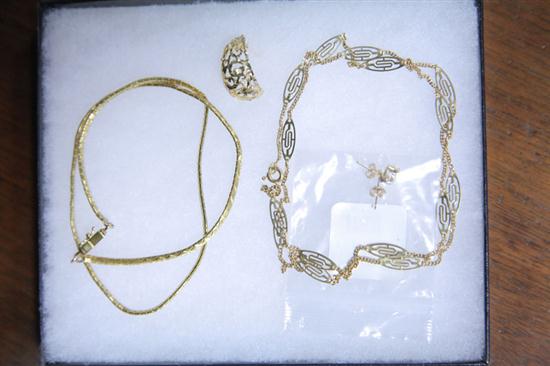 FOUR PIECES GOLD JEWELRY. Chain