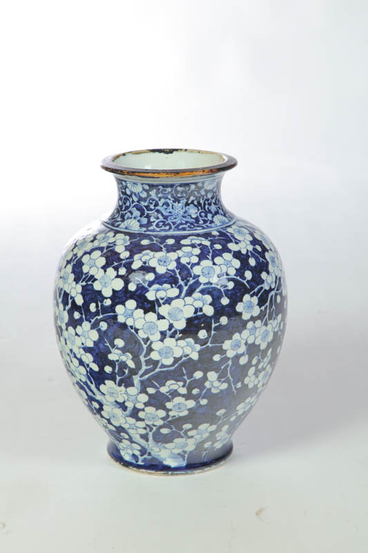 VASE.  Asian  20th century  porcelain.