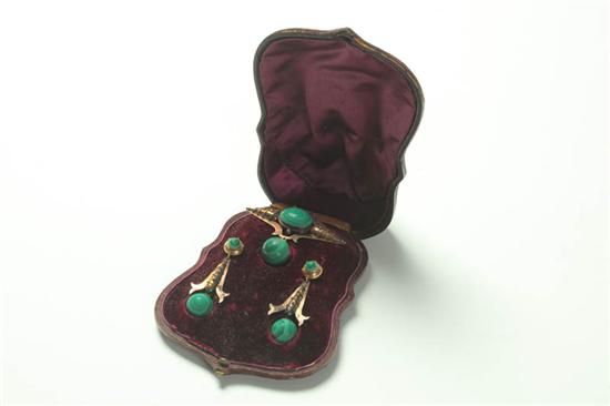 VICTORIAN GOLD AND MALACHITE PIN