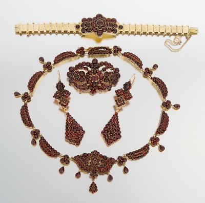 A Victorian Garnet Parure in Original 132451