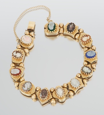 A Ladies Victorian Style Bracelet 1324c3