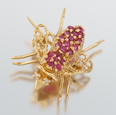 A Ruby Bee Brooch 14k yellow gold 1324f0