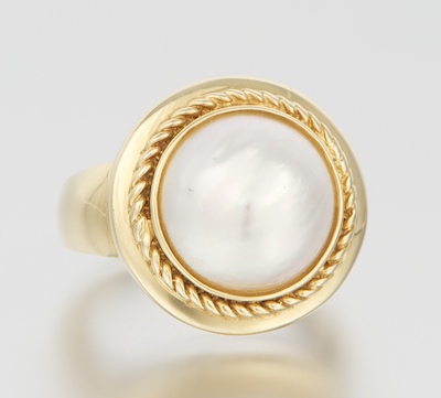 A Ladies Mabe Pearl Ring 14k yellow 132518