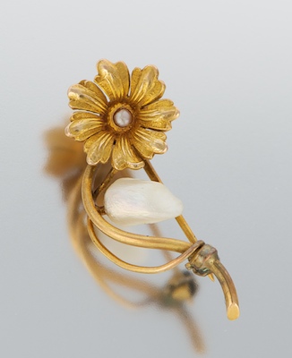 A Delicate Flower Brooch 14k yellow