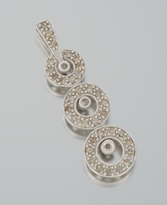 A Ladies Diamond Circle Pendant 132542