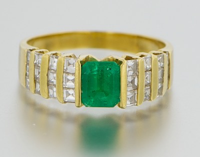 A Ladies Emerald and Diamond Ring 132a13