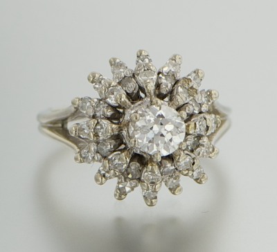 A Ladies Diamond Cluster Ring 132a82
