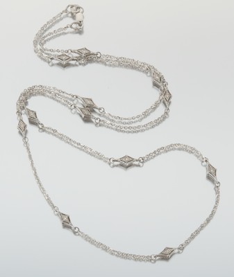 A White Gold and Diamond Necklace 132a8e