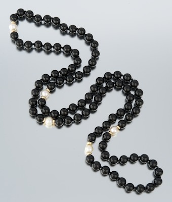 A Ladies Onyx Pearl and Gold Necklace 132aad