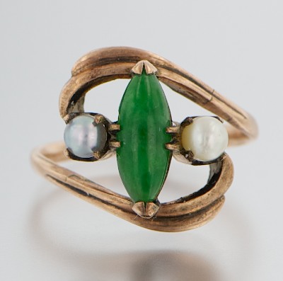 A Jadeite and Pearl Ring Rose gold