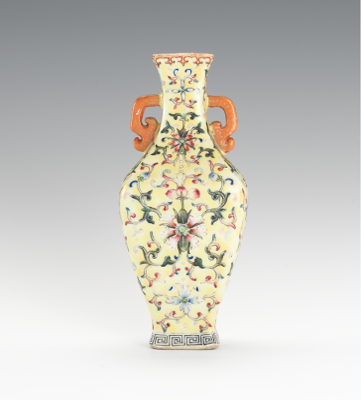 A Small Chinese Porcelain Vase 132dea