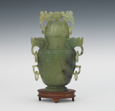 A Chinese Bowenite Lidded Vase 132e46