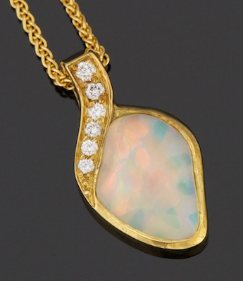 A Ladies 18k Gold Opal and Diamond 133002