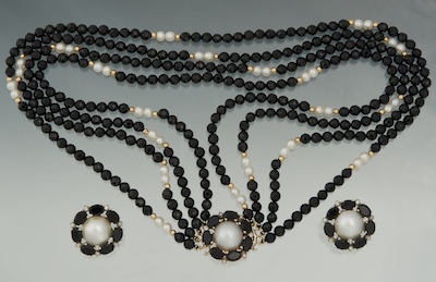 A Ladies Onyx and Pearl Necklace 13300a