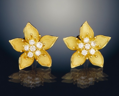 A Pair of Flower Gold and Diamond 133118