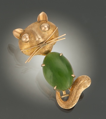 An 18k Gold and Jade Cat Brooch