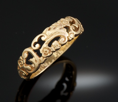 A Ladies Scroll Design Gold Ring 1334de