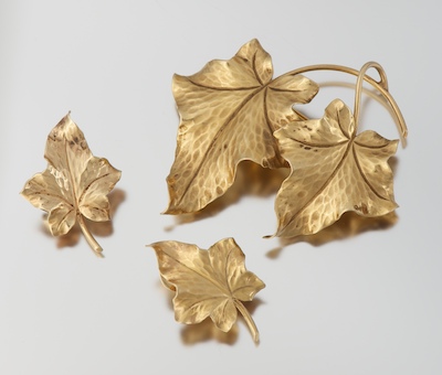 A Ladies Gold Ivy Leaf Brooch and Matching