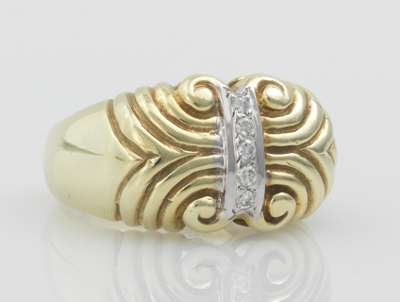 A Ladies 18k Gold and Diamond Ring
