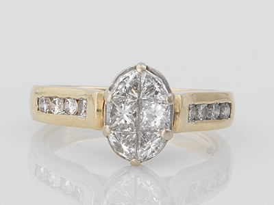 A Ladies Diamond Engagement Ring 1335d1