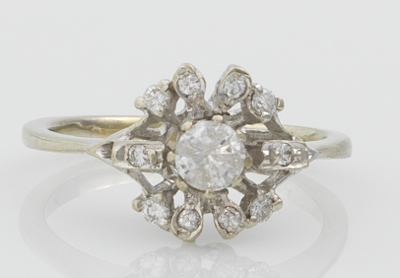 A Ladies Diamond Cluster Ring 133616