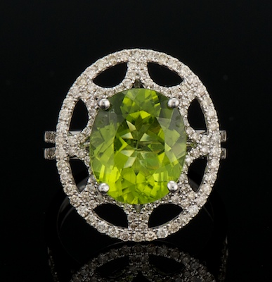 A Ladies Diamond and Peridot Ring 131b73