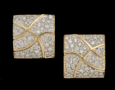 A Pair of Ladies Diamond Earrings 131b7f