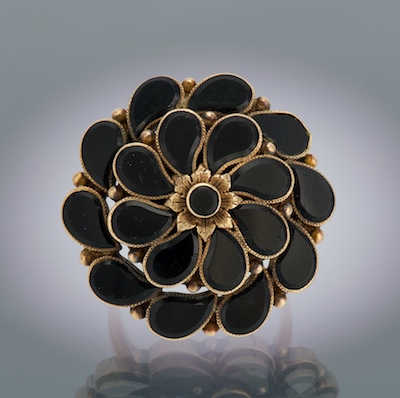 A Ladies' Onyx Flower Ring 14k