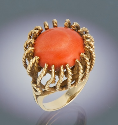 A Ladies Gold and Coral Ring 14k 131bde