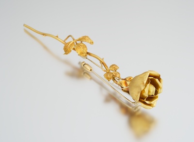 An Unusually Long 18k Gold Rose