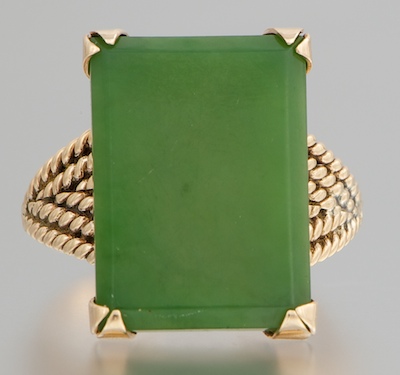 A Jade and Gold Ring 14k yellow