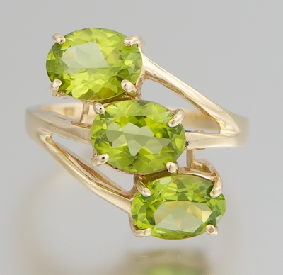 A Ladies Peridot and Gold Ring 132046