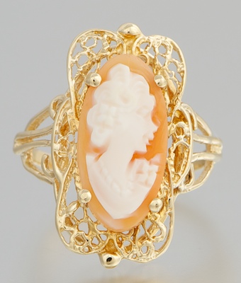 A Ladies' Carved Shell Cameo Ring