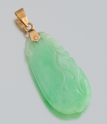 A Carved Jadeite Pendant with Gold 13205d
