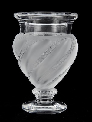 A Lalique Pedestal Vase A clear 132127