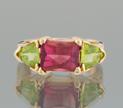 A Ladies Garnet and Peridot Ring 134b58