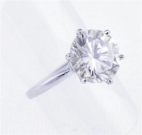 Magnificent solitaire diamond ring