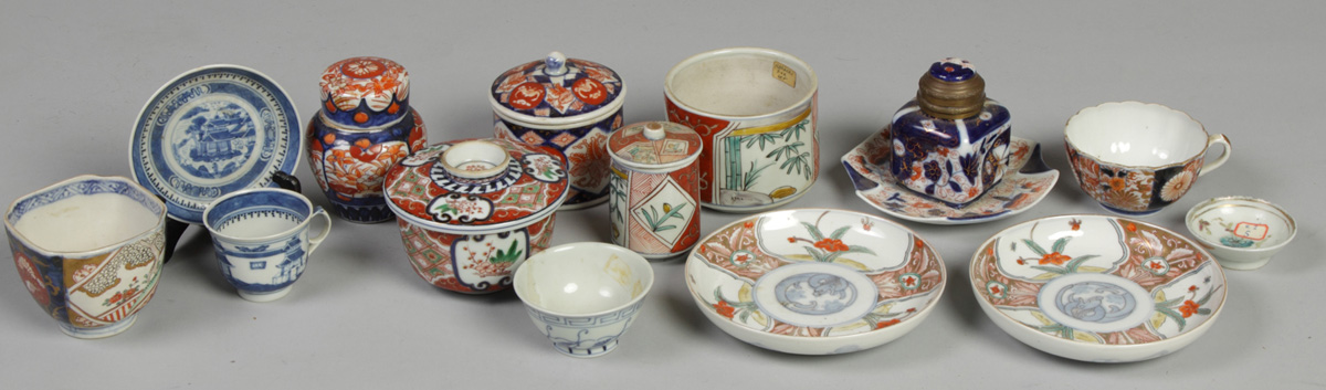 Group of Imari cups saucers covered 1350e4