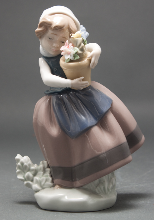 Lladro porcelain figure of a girl 1358b7
