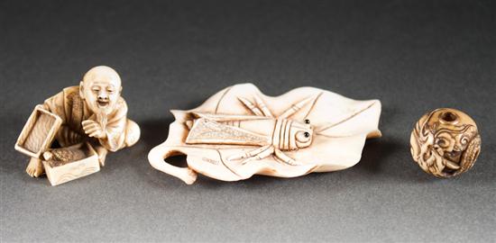 Two Japanese carved ivory netsukes 13592a