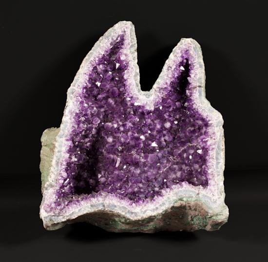 Large amethyst geode 25 x 21 x 135975