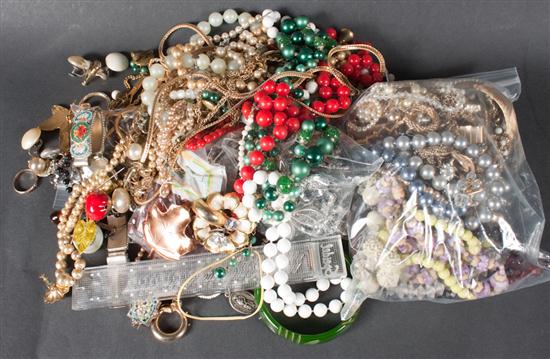 Large assortment of costume jewelry 135a85