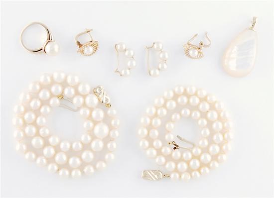 Collection of pearl and gold jewelry 135b8c